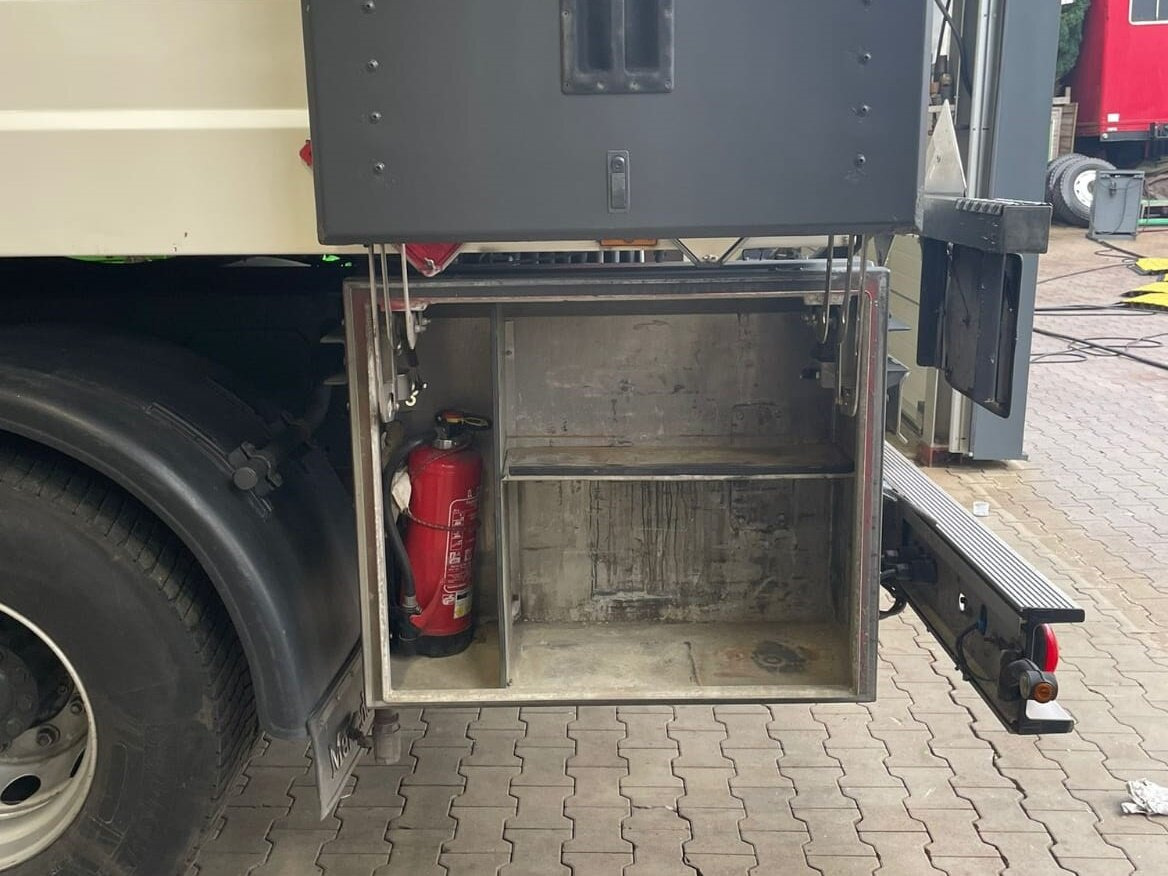 Mercedes-Benz Actros 1844 L 4x2 Actros 1844 L 4x2, Tank 14.250l - Camião cisterna: foto 4 Mercedes-Benz Actros 1844 L 4x2 Actros 1844 L 4x2, Tank 14.250l - Camião cisterna: foto 4