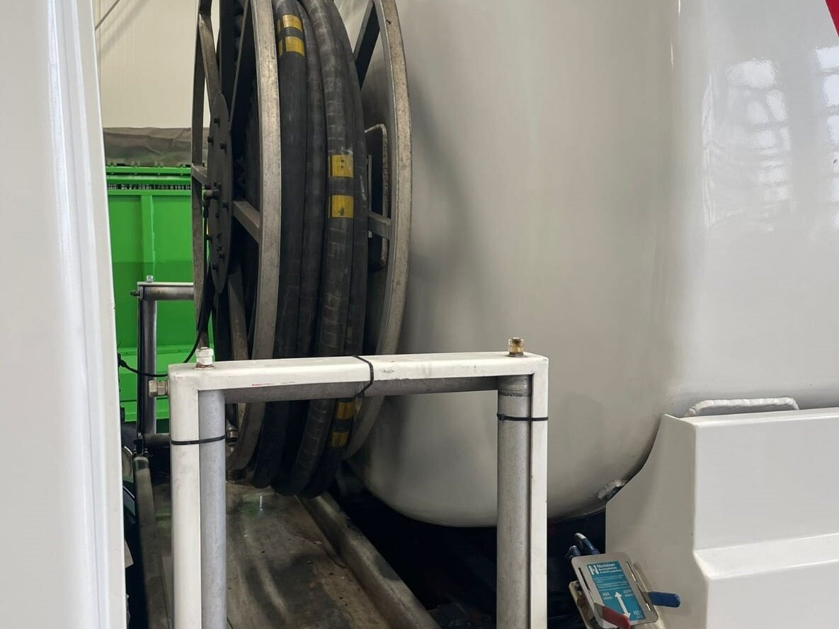 Mercedes-Benz Actros 1844 L 4x2 Actros 1844 L 4x2, Tank 14.250l - Camião cisterna: foto 5 Mercedes-Benz Actros 1844 L 4x2 Actros 1844 L 4x2, Tank 14.250l - Camião cisterna: foto 5