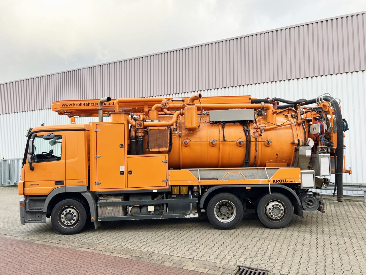 Mercedes-Benz Actros 2544 L 6x2 Actros 2544 L 6x2, Lenkachse, Kroll Saug-/Spülwagen ca. 12m³, Funk - Caminhão limpa fossa: foto 3 Mercedes-Benz Actros 2544 L 6x2 Actros 2544 L 6x2, Lenkachse, Kroll Saug-/Spülwagen ca. 12m³, Funk - Caminhão limpa fossa: foto 3