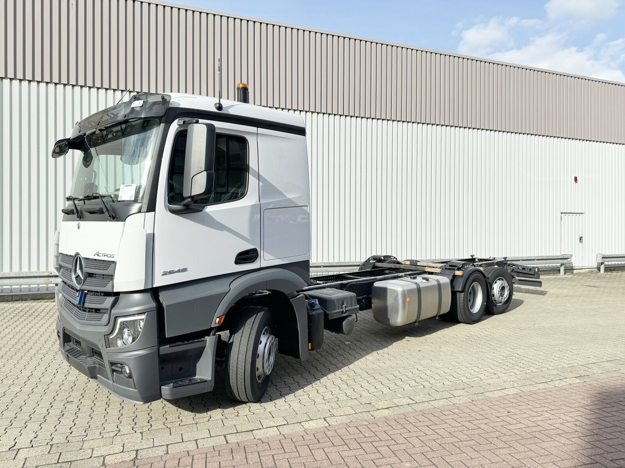 Mercedes-Benz Actros 2545 L 6x2 Actros 2545 L 6x2, Lenk-/Liftachse, MultimediaCockpit - Camião chassi: foto 1 Mercedes-Benz Actros 2545 L 6x2 Actros 2545 L 6x2, Lenk-/Liftachse, MultimediaCockpit - Camião chassi: foto 1