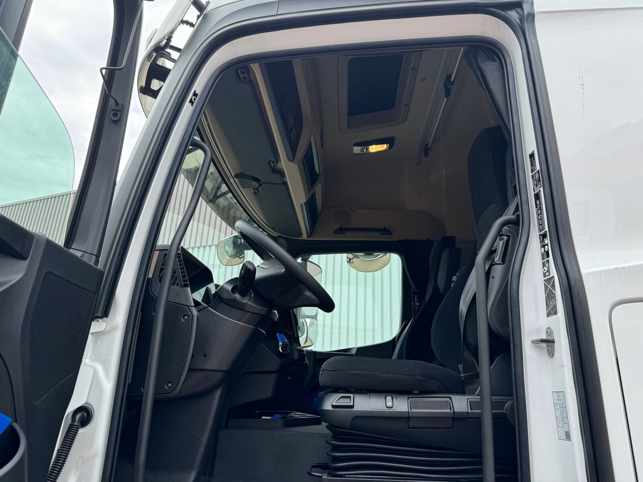 Fotografia de interior 1: Camião chassi novo Mercedes-Benz Actros 2545 L 6x2 Actros 2545 L 6x2, Lenk-/Liftachse, StreamSpace, MultimediaCockpit