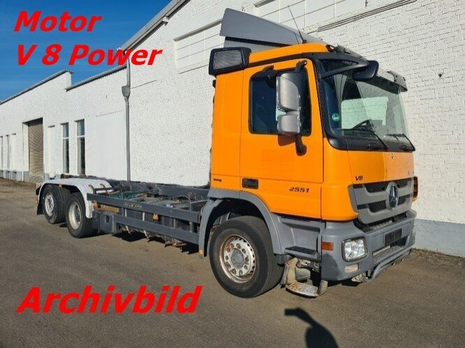 Mercedes-Benz Actros 2551 L 6x2 Actros 2551L/6x2, Lenk-Liftachse V 8 Motor - Camião chassi: foto 1 Mercedes-Benz Actros 2551 L 6x2 Actros 2551L/6x2, Lenk-Liftachse V 8 Motor - Camião chassi: foto 1