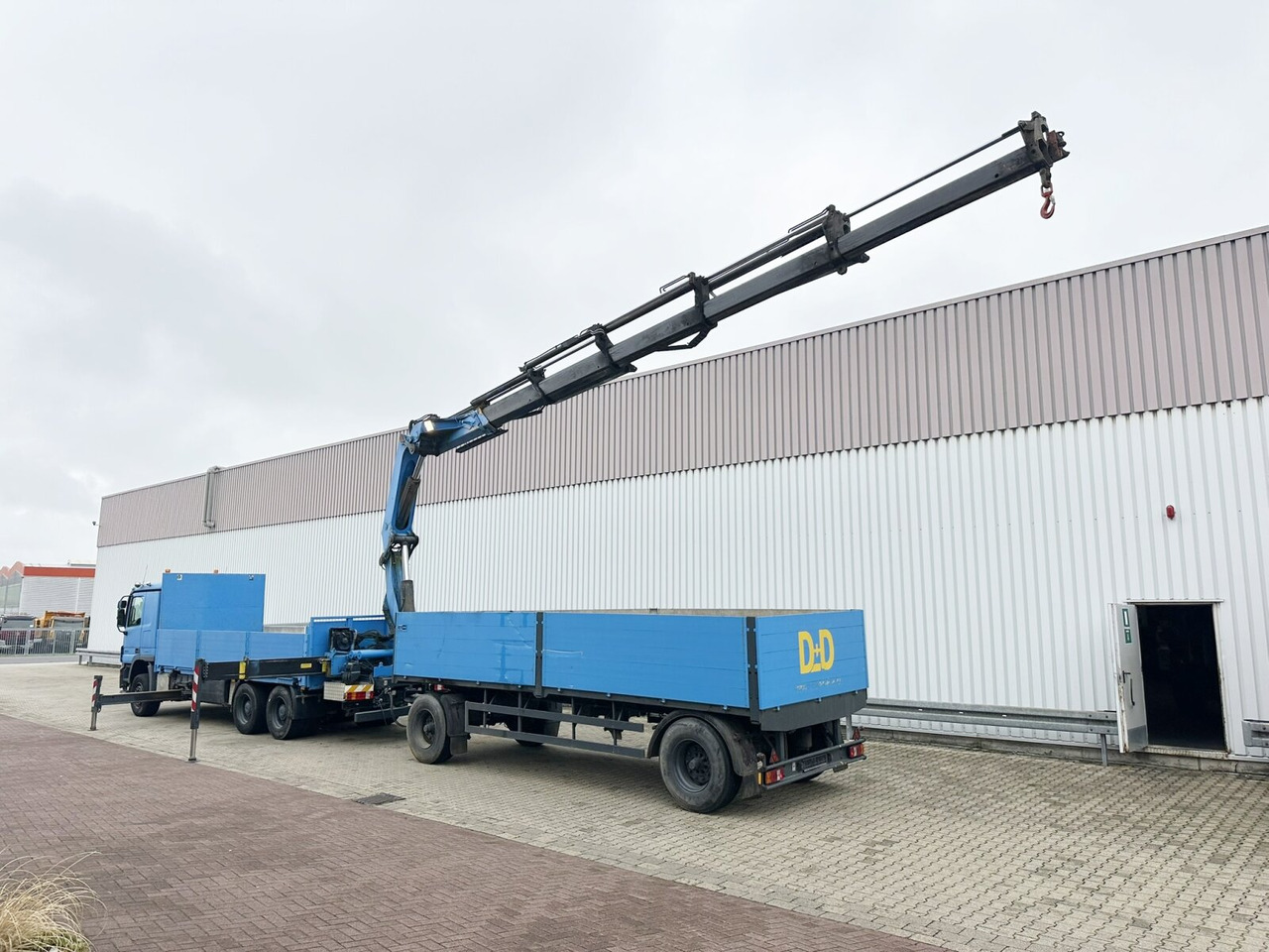 Mercedes-Benz Actros 2741 L 6x4 Actros 2741 L 6x4, Twist-Lock ausz. auf 3m, Heckkran Palfinger PK 42502-D, Funk - Camião de caixa aberta/ Plataforma, Camião grua: foto 4 Mercedes-Benz Actros 2741 L 6x4 Actros 2741 L 6x4, Twist-Lock ausz. auf 3m, Heckkran Palfinger PK 42502-D, Funk - Camião de caixa aberta/ Plataforma, Camião grua: foto 4