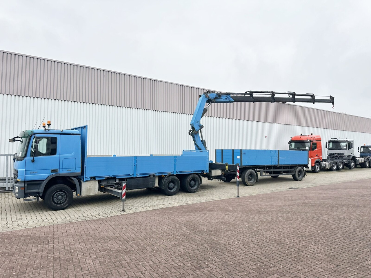 Mercedes-Benz Actros 2741 L 6x4 Actros 2741 L 6x4, Twist-Lock ausz. auf 3m, Heckkran Palfinger PK 42502-D, Funk - Camião de caixa aberta/ Plataforma, Camião grua: foto 3 Mercedes-Benz Actros 2741 L 6x4 Actros 2741 L 6x4, Twist-Lock ausz. auf 3m, Heckkran Palfinger PK 42502-D, Funk - Camião de caixa aberta/ Plataforma, Camião grua: foto 3