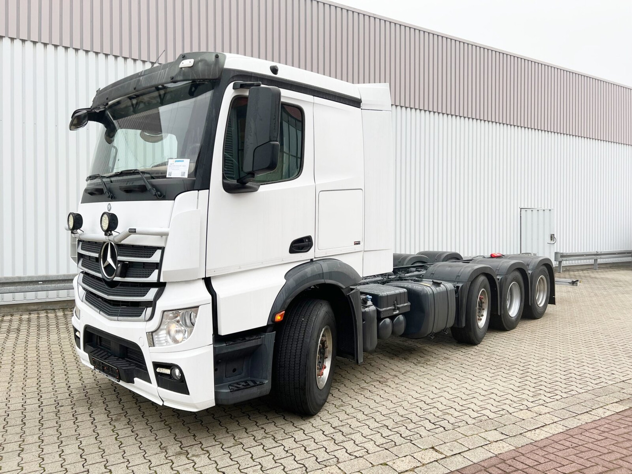 Mercedes-Benz Actros 3551 L 8x2/4 Actros 3551 L 8x2/4, Vorlauflenkachse, Doppelbereifte Nachlaufliftachse - Camião chassi: foto 1 Mercedes-Benz Actros 3551 L 8x2/4 Actros 3551 L 8x2/4, Vorlauflenkachse, Doppelbereifte Nachlaufliftachse - Camião chassi: foto 1