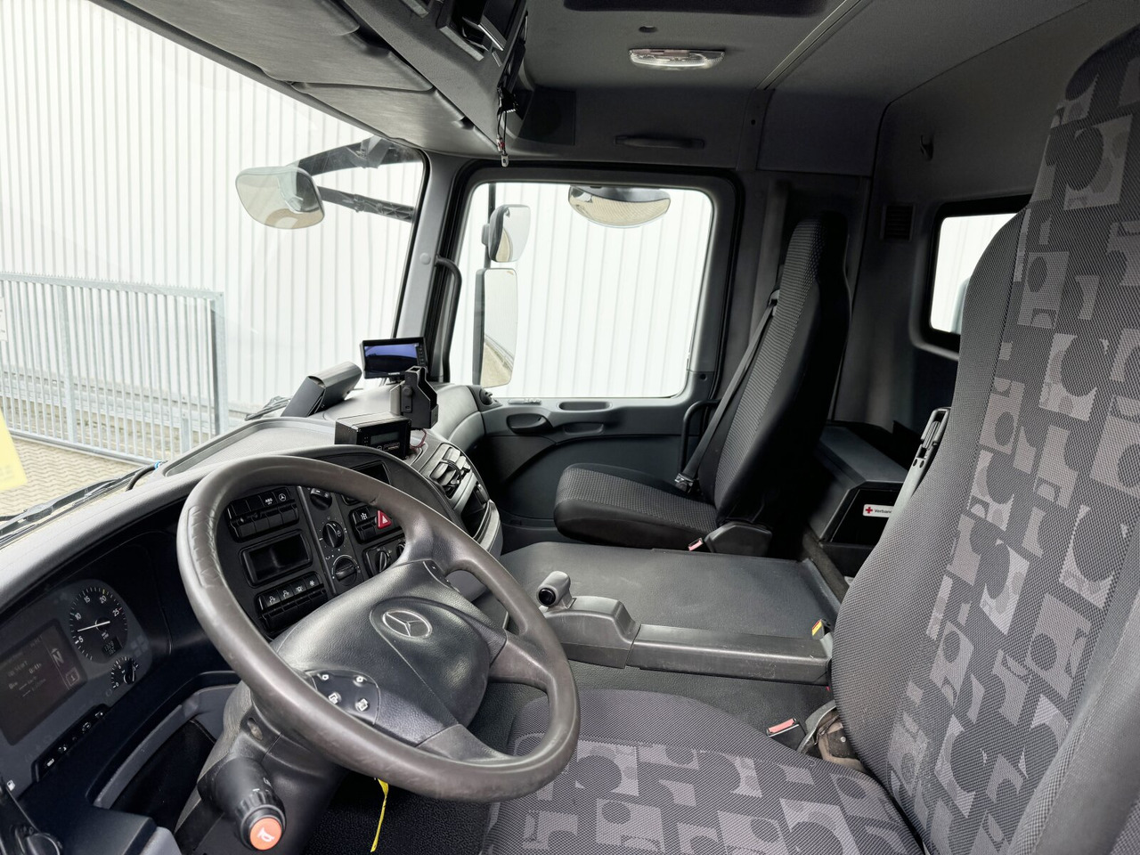 Mercedes-Benz Actros 4141 AK 8x8/4 Actros 4141 AK 8x8/4, Meiller RK 30.65 K, TOP ZUSTAND, EX KOMMUNE - Camião polibenne: foto 3 Mercedes-Benz Actros 4141 AK 8x8/4 Actros 4141 AK 8x8/4, Meiller RK 30.65 K, TOP ZUSTAND, EX KOMMUNE - Camião polibenne: foto 3
