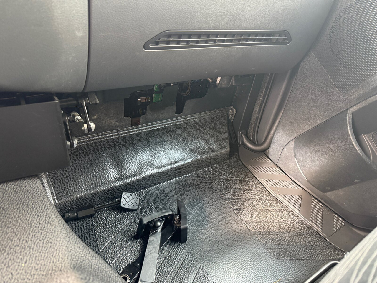 Mercedes-Benz Arocs 1827/30 A 4x4 Arocs 1827/30 A 4x4, Ex-! - Camião de caixa aberta/ Plataforma: foto 3 Mercedes-Benz Arocs 1827/30 A 4x4 Arocs 1827/30 A 4x4, Ex-! - Camião de caixa aberta/ Plataforma: foto 3