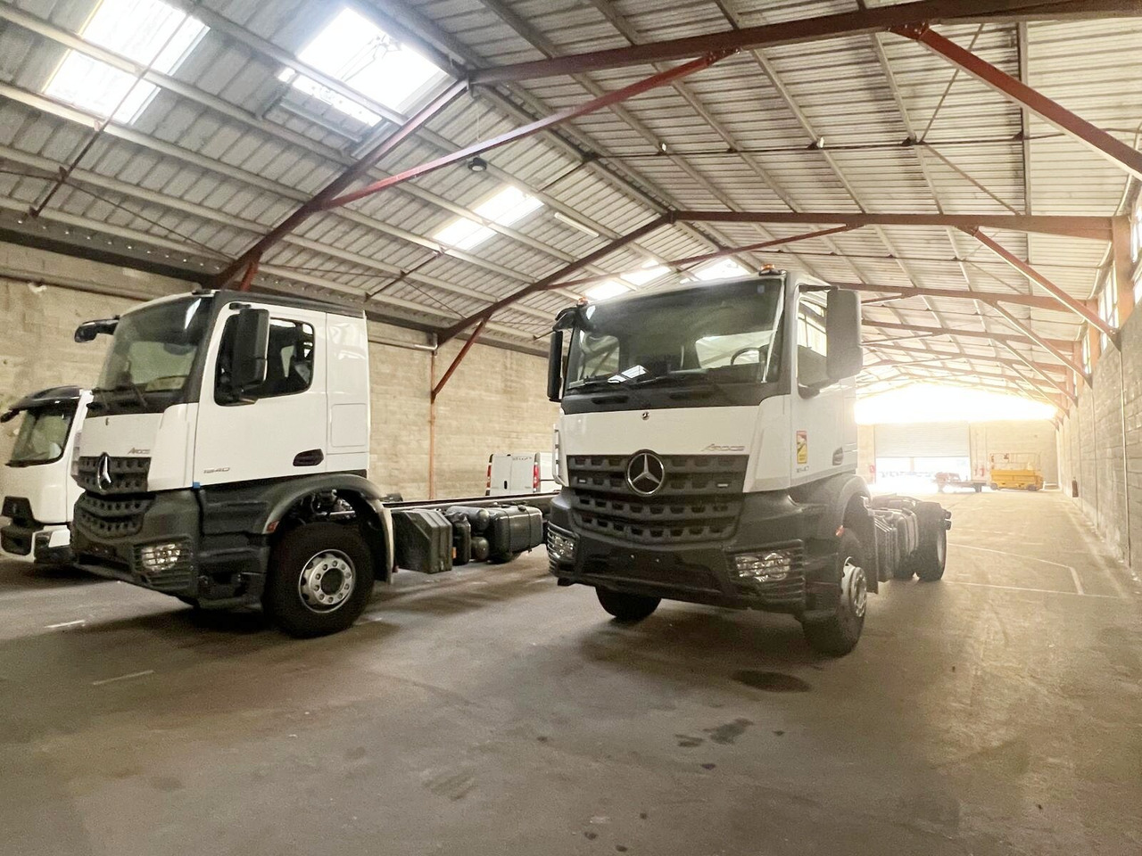 Mercedes-Benz Arocs 1840 K 4x2 Arocs 1840 K 4x2, MultimediaCockpit, 2x Nebenantrieb, NMV & Motorabtrieb - Camião chassi: foto 1 Mercedes-Benz Arocs 1840 K 4x2 Arocs 1840 K 4x2, MultimediaCockpit, 2x Nebenantrieb, NMV & Motorabtrieb - Camião chassi: foto 1