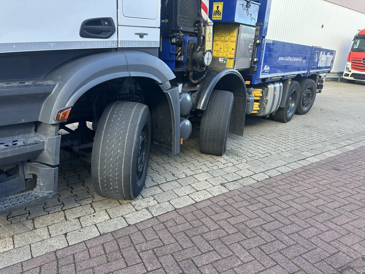 Mercedes-Benz Arocs 3245 L 8x2/6 Arocs 3245 L 8x2/6, Kran Fassi F 545 RA 2.26 XE, Jib, Funk, 29,7 m - 400 kg - Camião grua, Camião de caixa aberta/ Plataforma: foto 2 Mercedes-Benz Arocs 3245 L 8x2/6 Arocs 3245 L 8x2/6, Kran Fassi F 545 RA 2.26 XE, Jib, Funk, 29,7 m - 400 kg - Camião grua, Camião de caixa aberta/ Plataforma: foto 2