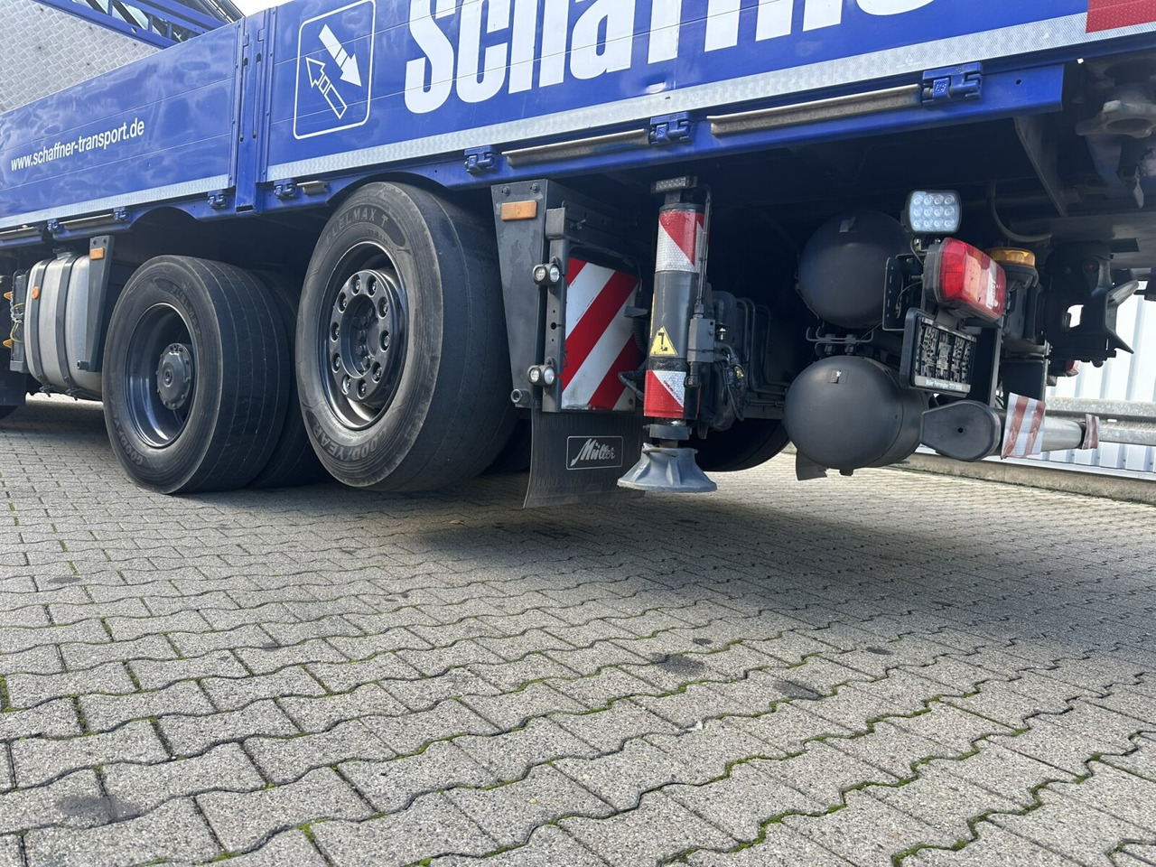 Mercedes-Benz Arocs 3245 L 8x2/6 Arocs 3245 L 8x2/6, Kran Fassi F 545 RA 2.26 XE, Jib, Funk, 29,7 m - 400 kg - Camião grua, Camião de caixa aberta/ Plataforma: foto 4 Mercedes-Benz Arocs 3245 L 8x2/6 Arocs 3245 L 8x2/6, Kran Fassi F 545 RA 2.26 XE, Jib, Funk, 29,7 m - 400 kg - Camião grua, Camião de caixa aberta/ Plataforma: foto 4