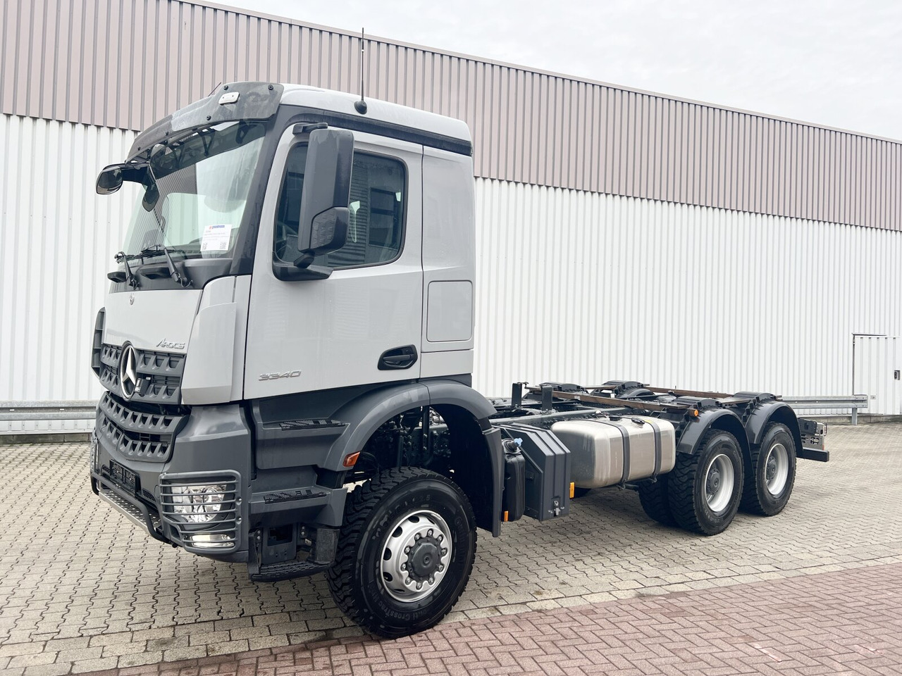 Mercedes-Benz Arocs 3340/46 A 6x6 Arocs 3340/46 A 6x6, Grounder - Camião chassi: foto 1 Mercedes-Benz Arocs 3340/46 A 6x6 Arocs 3340/46 A 6x6, Grounder - Camião chassi: foto 1