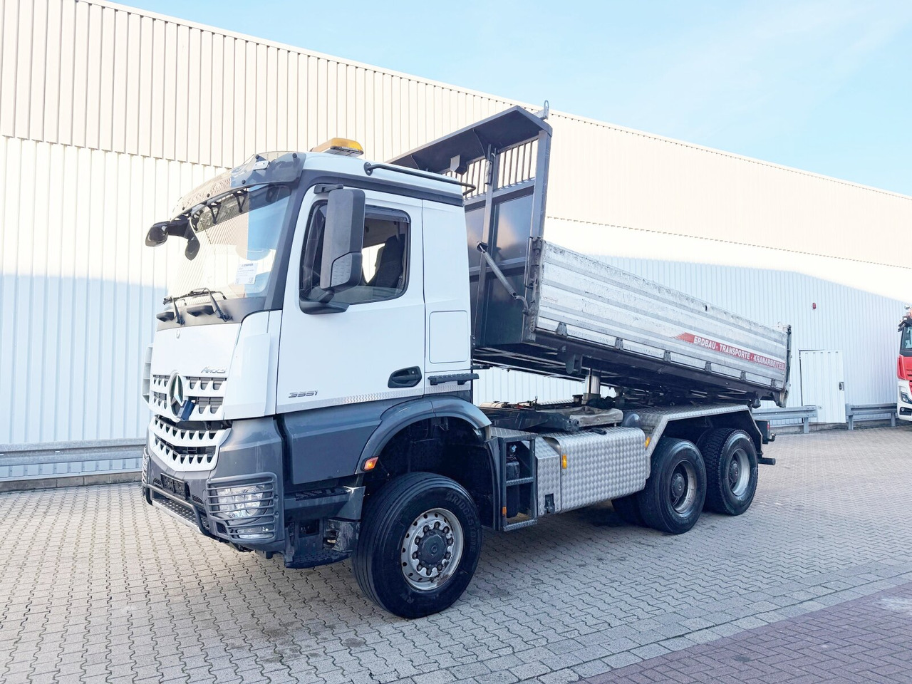 Mercedes-Benz Arocs 3351 AK 6x6 Arocs 3351 AK 6x6, Retarder, Grounder, Motorabtrieb, pneum. Heckklappenöffnung - Camião basculante: foto 1 Mercedes-Benz Arocs 3351 AK 6x6 Arocs 3351 AK 6x6, Retarder, Grounder, Motorabtrieb, pneum. Heckklappenöffnung - Camião basculante: foto 1