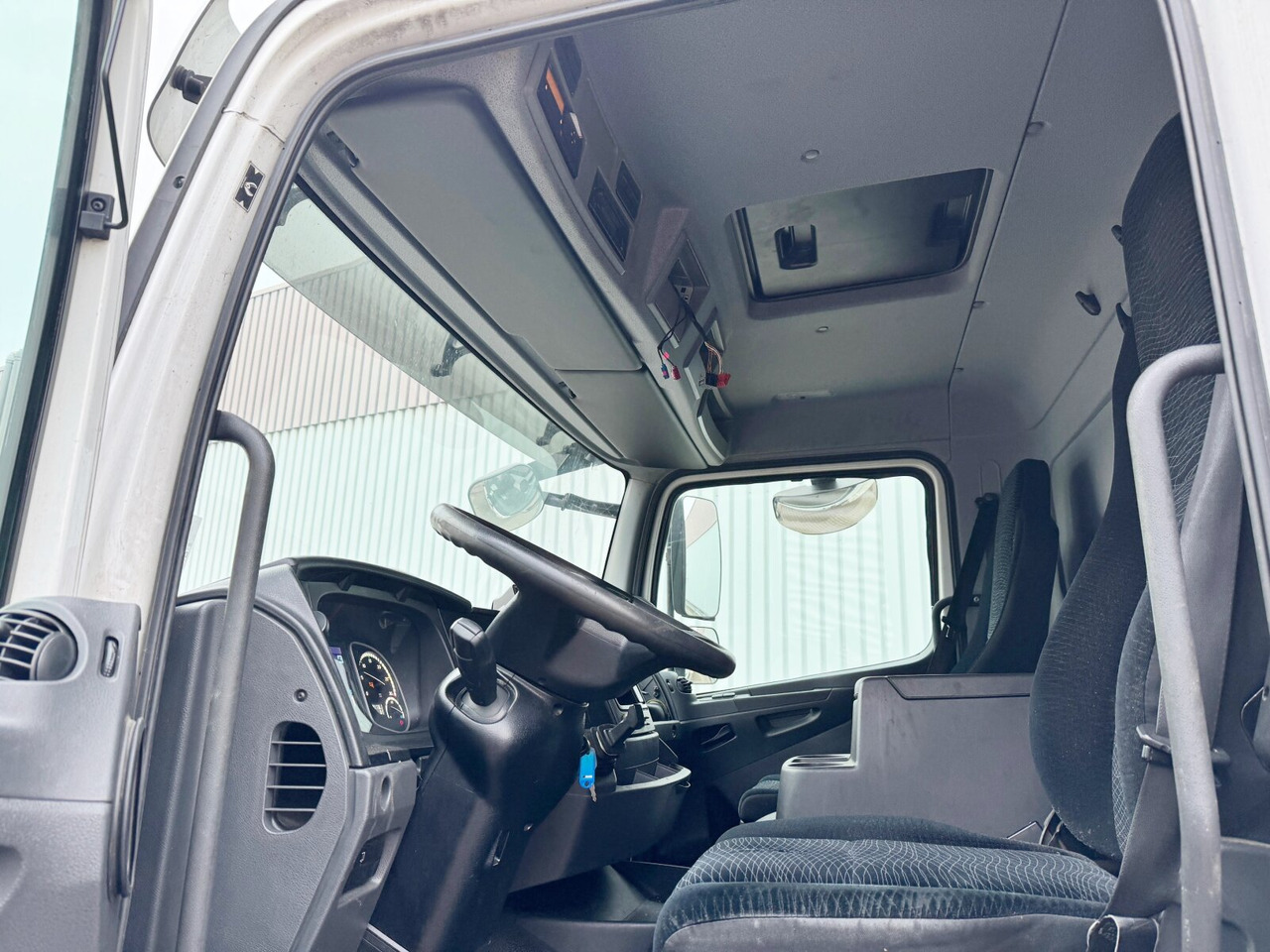 Mercedes-Benz Atego 1530 L 4x2 Atego 1530 L 4x2 mit LBW Dhollandia - Camião de caixa aberta/ Plataforma: foto 2 Mercedes-Benz Atego 1530 L 4x2 Atego 1530 L 4x2 mit LBW Dhollandia - Camião de caixa aberta/ Plataforma: foto 2