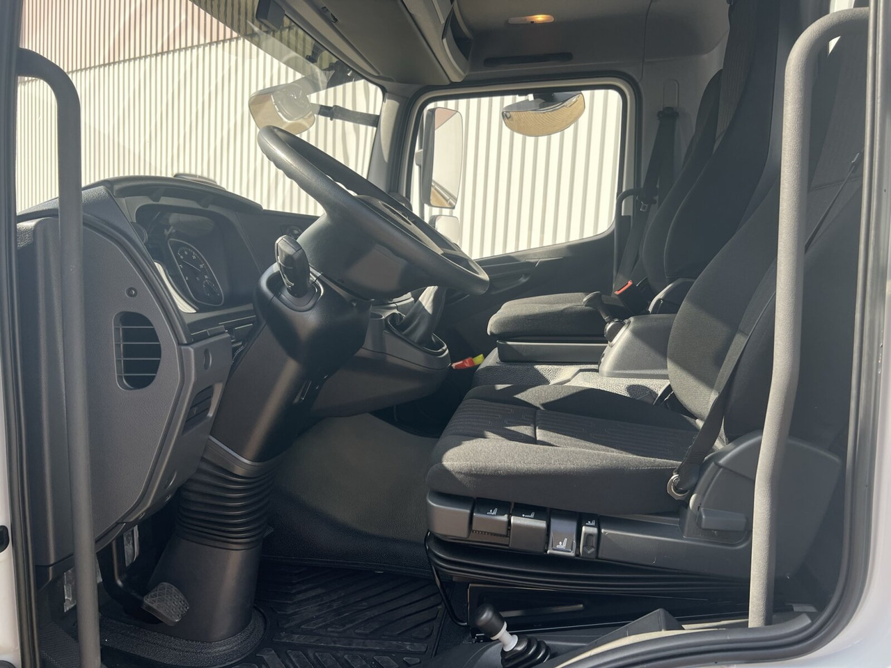 Mercedes-Benz Atego 818 K 4x2 Atego 818 K 4x2, 2x AHK, Meiller-Kipper, mehrfach Vorhanden! - Camião chassi: foto 4 Mercedes-Benz Atego 818 K 4x2 Atego 818 K 4x2, 2x AHK, Meiller-Kipper, mehrfach Vorhanden! - Camião chassi: foto 4