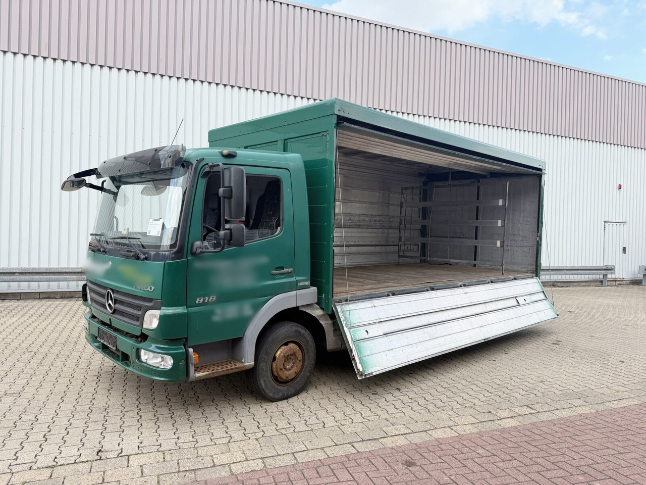 Mercedes-Benz Atego 818 L 4x2 Atego 818 L 4x2, Getränkekoffer, 2x AHK - Camião furgão: foto 1 Mercedes-Benz Atego 818 L 4x2 Atego 818 L 4x2, Getränkekoffer, 2x AHK - Camião furgão: foto 1