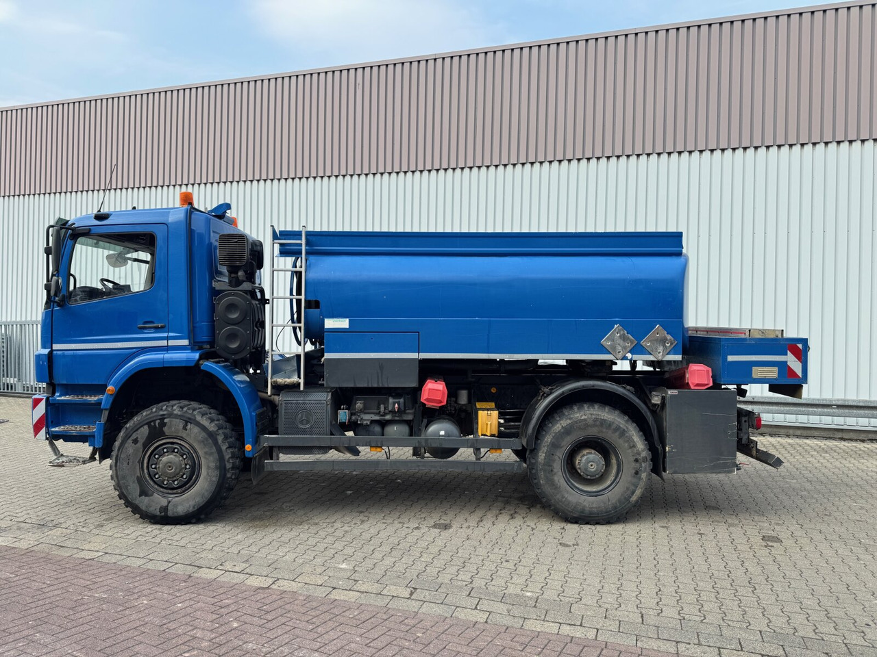 Mercedes-Benz Axor 1829 A 4x4 Axor 1829 A 4x4, Willig Tank ca. 8500l, 2 Kammern - Camião cisterna: foto 3 Mercedes-Benz Axor 1829 A 4x4 Axor 1829 A 4x4, Willig Tank ca. 8500l, 2 Kammern - Camião cisterna: foto 3