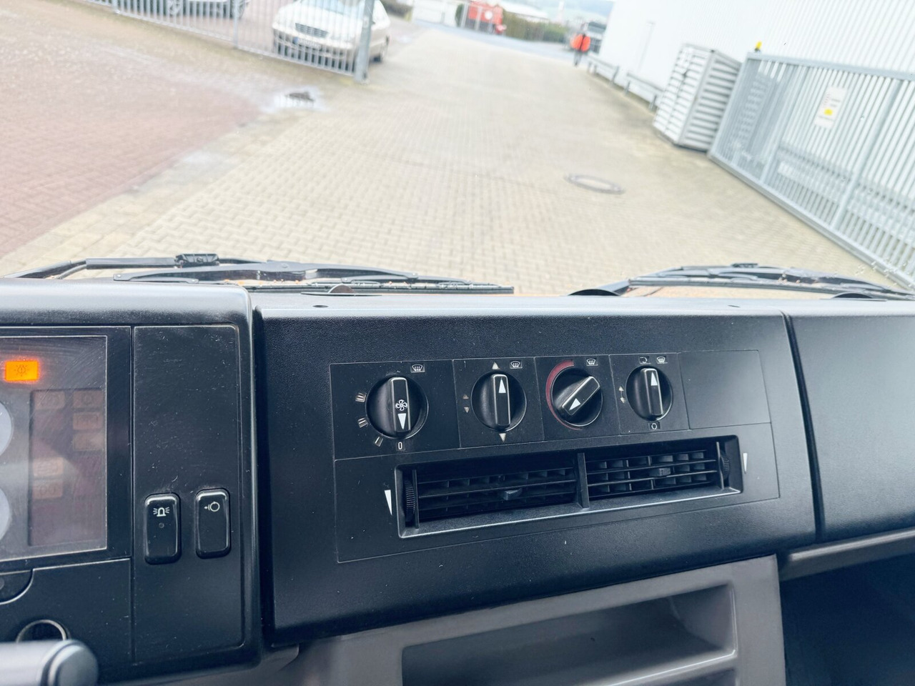 Locação financeira de Mercedes-Benz Vario 816 D 4x2 Doka Vario 816 D 4x2 Doka, 2x AHK, Meiller Kipper, Ex-Stadtverwaltung Mercedes-Benz Vario 816 D 4x2 Doka Vario 816 D 4x2 Doka, 2x AHK, Meiller Kipper, Ex-Stadtverwaltung: foto 5