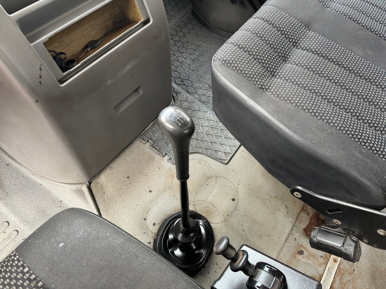 Locação financeira de Mercedes-Benz Vario 816 D 4x2 Doka Vario 816 D 4x2 Doka, 2x AHK, Meiller Kipper, Ex-Stadtverwaltung Mercedes-Benz Vario 816 D 4x2 Doka Vario 816 D 4x2 Doka, 2x AHK, Meiller Kipper, Ex-Stadtverwaltung: foto 4