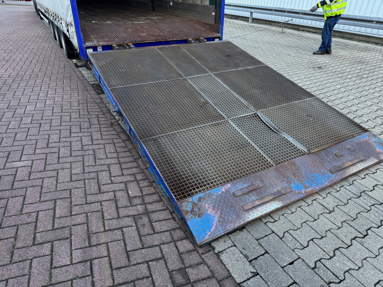 Renders NS4L32 NS4L32, Seilwinde, Edscha, hydr. Auffahrrampe - Semi-reboque: foto 3 Renders NS4L32 NS4L32, Seilwinde, Edscha, hydr. Auffahrrampe - Semi-reboque: foto 3