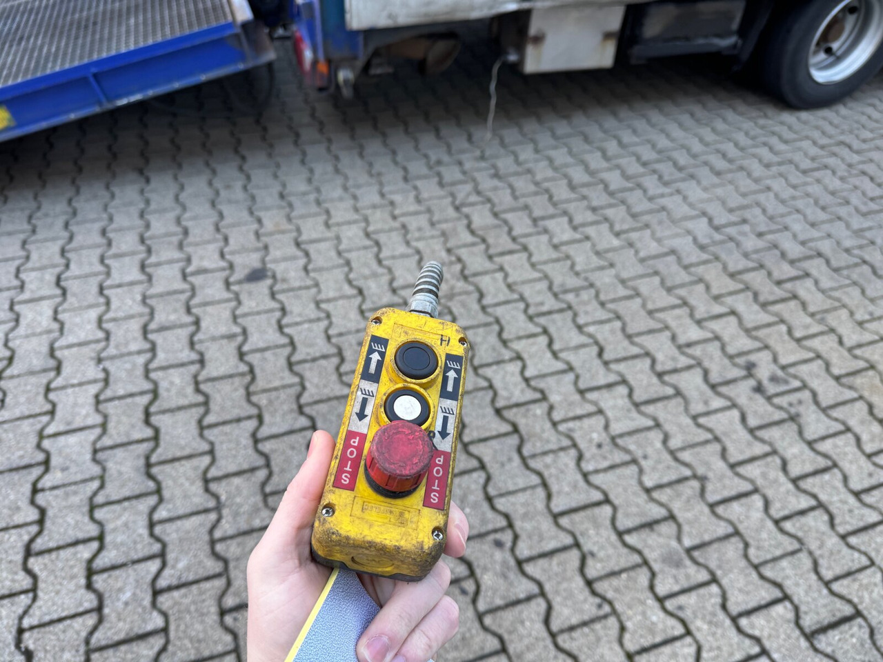 Renders NS4L32 NS4L32, Seilwinde, Edscha, hydr. Auffahrrampe - Semi-reboque: foto 5 Renders NS4L32 NS4L32, Seilwinde, Edscha, hydr. Auffahrrampe - Semi-reboque: foto 5