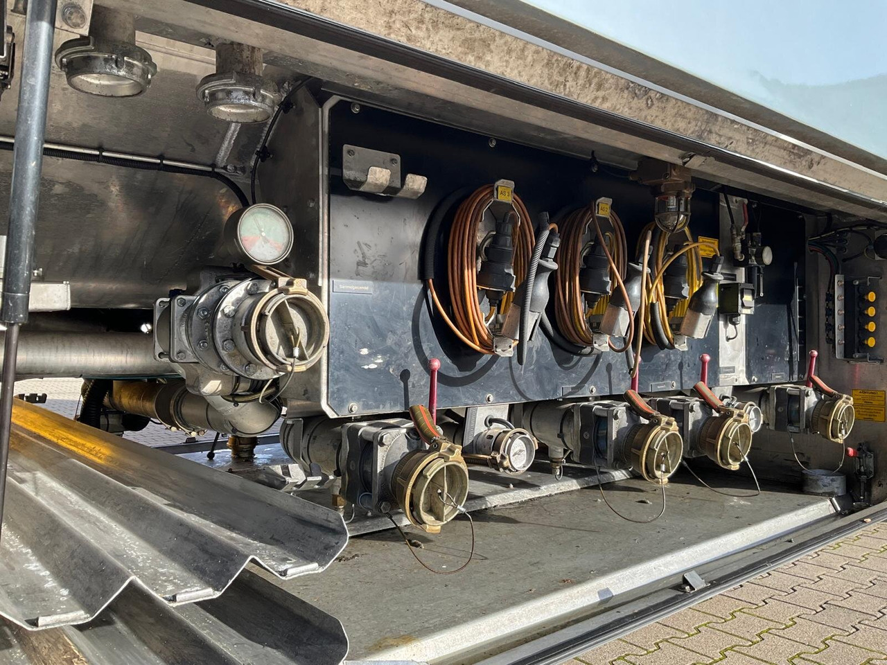 TAL-A-ZE 44,0 TAL-A-ZE 44,0, 43.500l, 4 Kammern, Untenbefüllung - Semi-reboque cisterna: foto 2 TAL-A-ZE 44,0 TAL-A-ZE 44,0, 43.500l, 4 Kammern, Untenbefüllung - Semi-reboque cisterna: foto 2