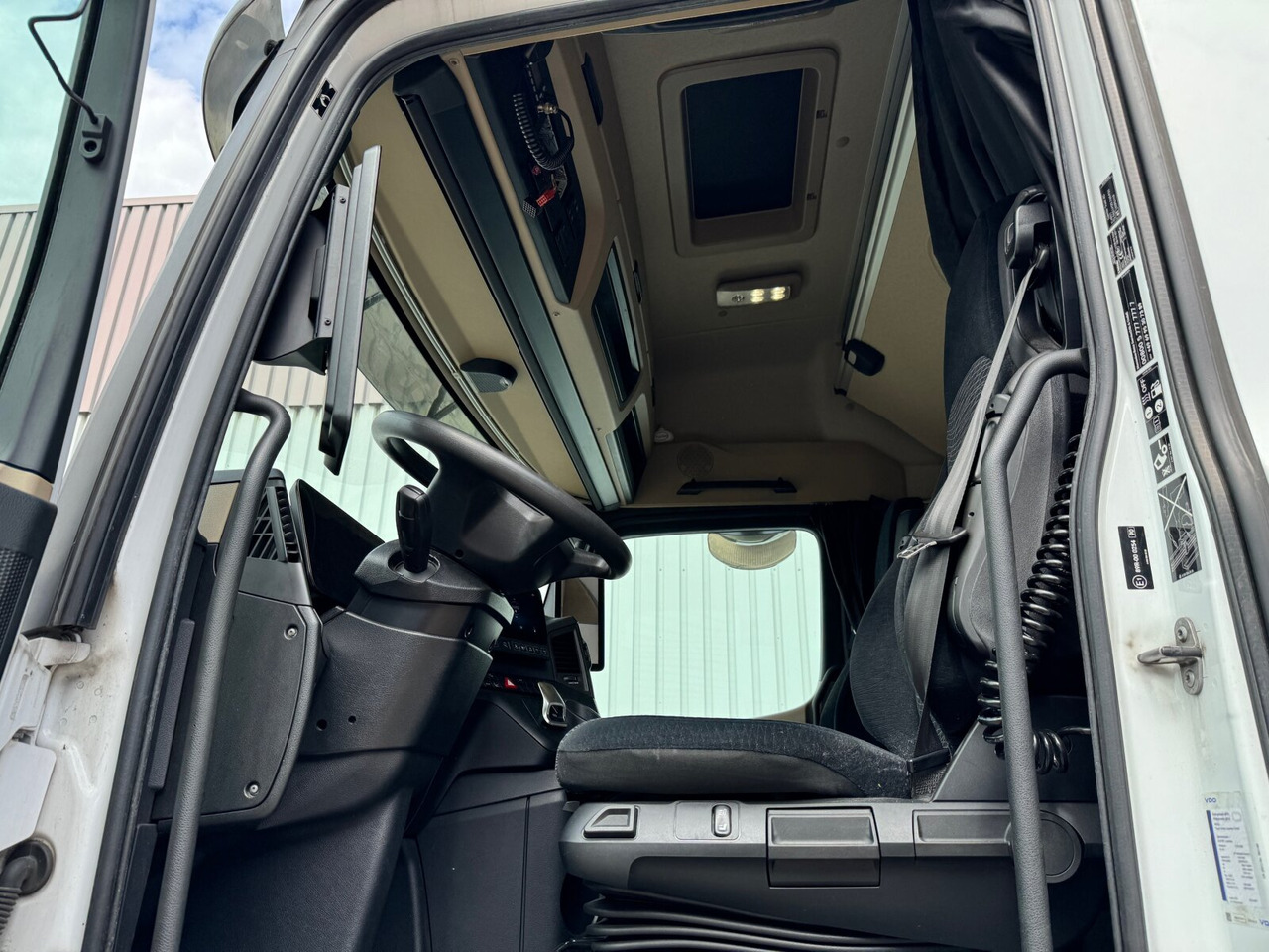 Fotografia de interior 1: Tractor Mercedes-Benz Actros 1848 LS 4x2 Actros 1848 LS 4x2, Vollumer ,Retarder