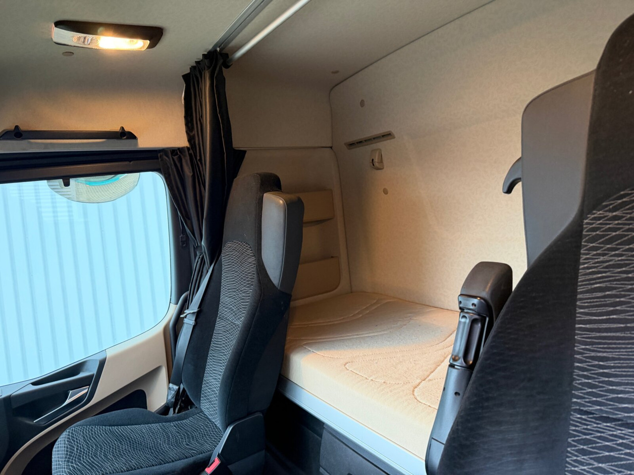 Mercedes-Benz Actros 1851 LS 4x4 HAD Actros 1851 LS 4x4 HAD, Hydraulik, Navi, MultimediaCockpit - Tractor: foto 5 Mercedes-Benz Actros 1851 LS 4x4 HAD Actros 1851 LS 4x4 HAD, Hydraulik, Navi, MultimediaCockpit - Tractor: foto 5