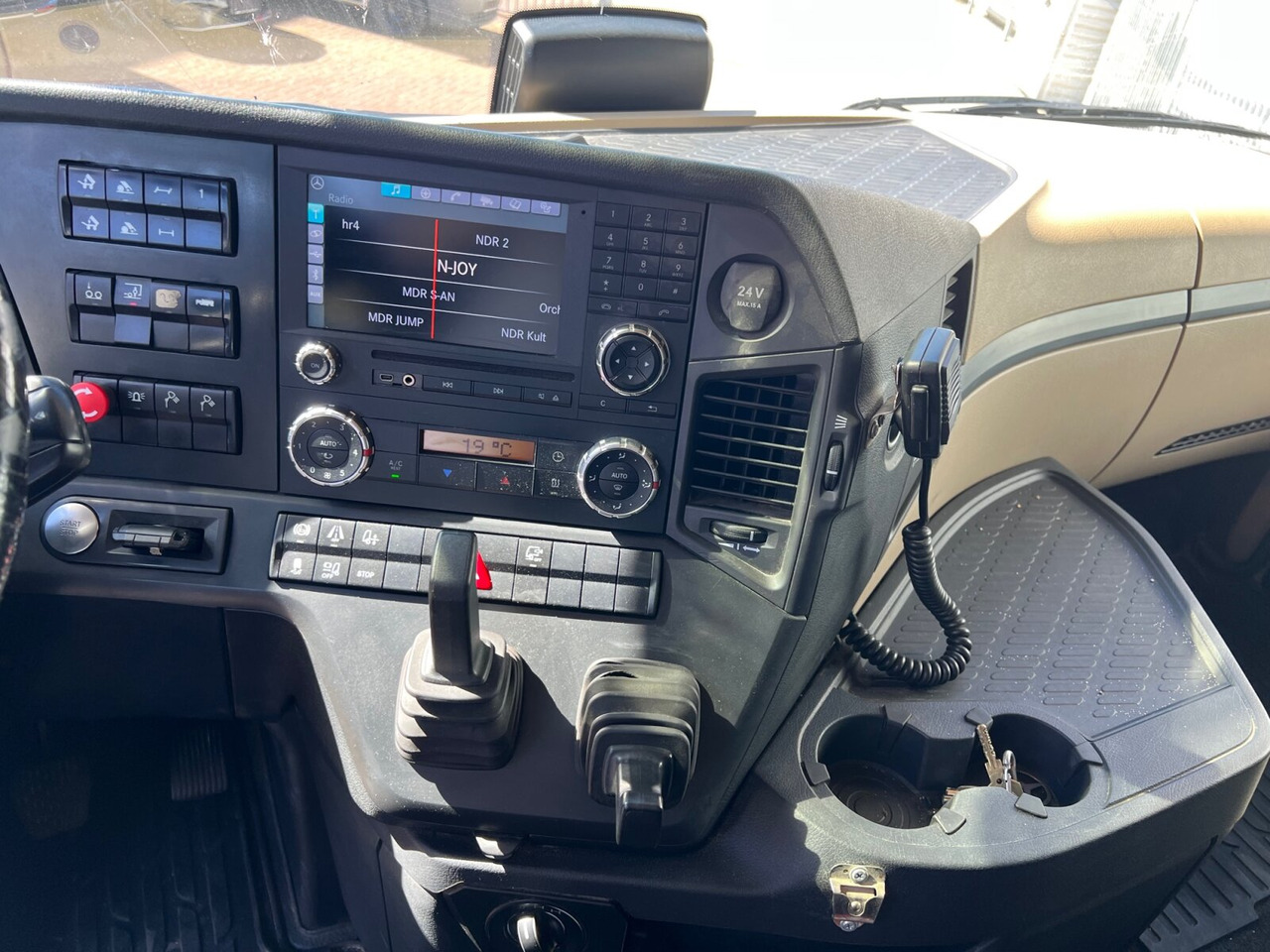 Mercedes-Benz Arocs 3358 LS 6x4 Arocs 3358 LS 6x4, Retarder, StreamSpace, Bi-Xenon, Hydraulik - Tractor: foto 4 Mercedes-Benz Arocs 3358 LS 6x4 Arocs 3358 LS 6x4, Retarder, StreamSpace, Bi-Xenon, Hydraulik - Tractor: foto 4