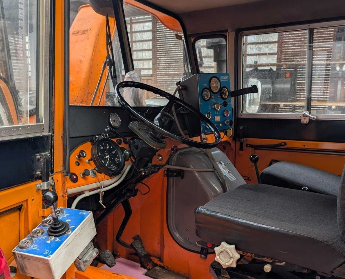 Unimog U52 411 4x4 Schneefräse U52 411 4x4, Schmidt Schneefräse mit Separatmotor - Veículo comercial: foto 4 Unimog U52 411 4x4 Schneefräse U52 411 4x4, Schmidt Schneefräse mit Separatmotor - Veículo comercial: foto 4