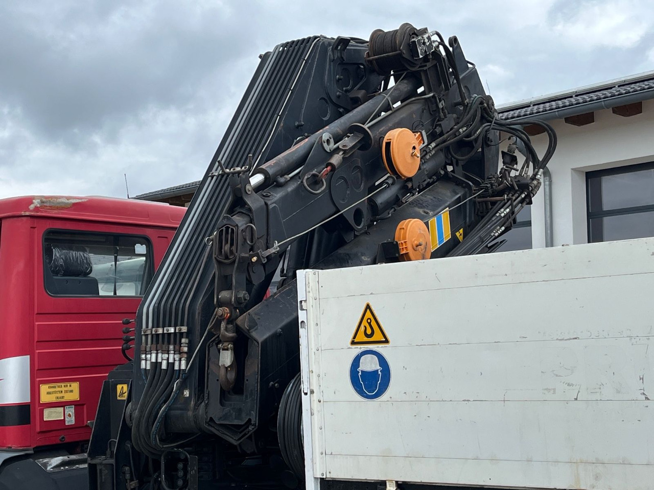 Mercedes-Benz SK 1820 mit HIAB 215-5 mit Jib und Winde - Camião de caixa aberta/ Plataforma, Camião grua: foto 5 Mercedes-Benz SK 1820 mit HIAB 215-5 mit Jib und Winde - Camião de caixa aberta/ Plataforma, Camião grua: foto 5