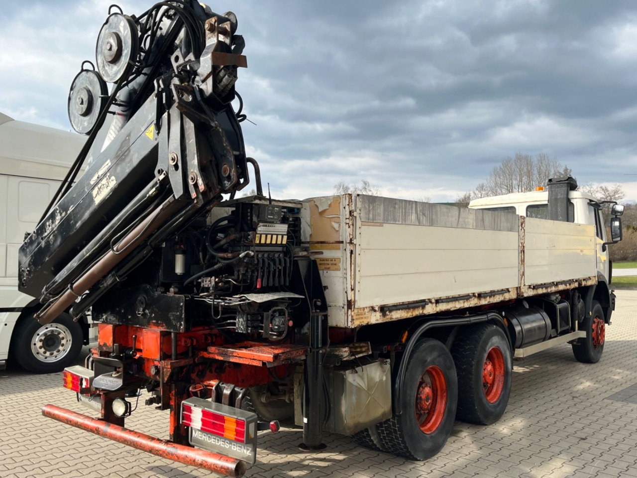Mercedes-Benz SK 2635 6x4 V8 Pritsche mit HIAB 300-4 - Camião de caixa aberta/ Plataforma, Camião grua: foto 5 Mercedes-Benz SK 2635 6x4 V8 Pritsche mit HIAB 300-4 - Camião de caixa aberta/ Plataforma, Camião grua: foto 5