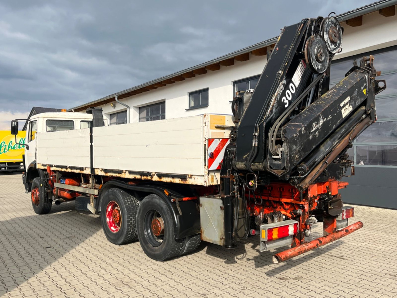 Mercedes-Benz SK 2635 6x4 V8 Pritsche mit HIAB 300-4 - Camião de caixa aberta/ Plataforma, Camião grua: foto 4 Mercedes-Benz SK 2635 6x4 V8 Pritsche mit HIAB 300-4 - Camião de caixa aberta/ Plataforma, Camião grua: foto 4