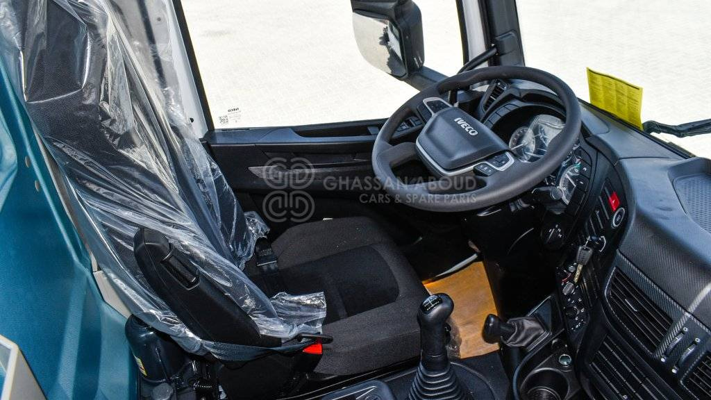 Fotografia de interior 1: Camião chassi IVECO T-WAY Chassis  6×4 AD380T47H WHEELBASE 4500 MY24