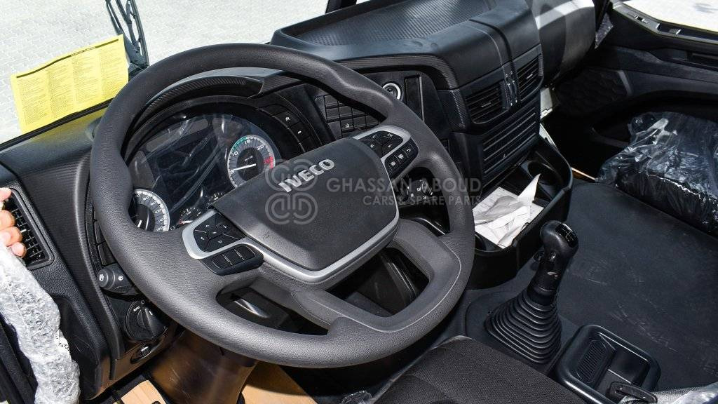 Fotografia de interior 3: Camião chassi IVECO T-WAY Chassis  6×4 AD380T47H WHEELBASE 4500 MY24