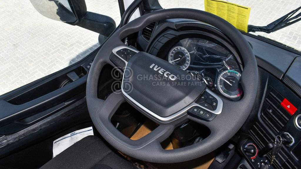 Fotografia de interior 2: Camião chassi IVECO T-WAY Chassis  6×4 AD380T47H WHEELBASE 4500 MY24