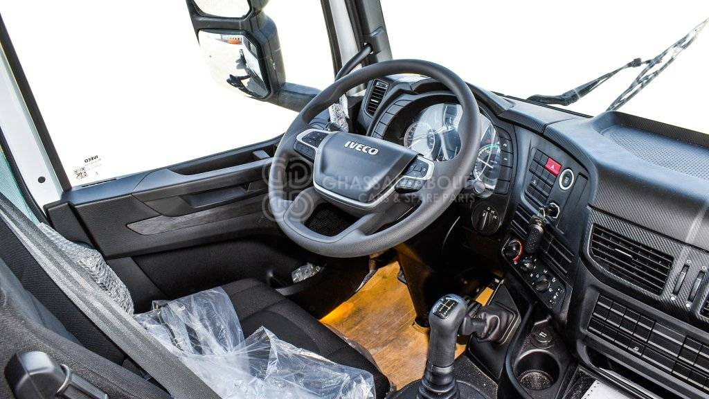 Fotografia de interior 2: Camião chassi IVECO T-WAY Chassis  6×4 AT380T47H WHEELBASE 4500 MY24