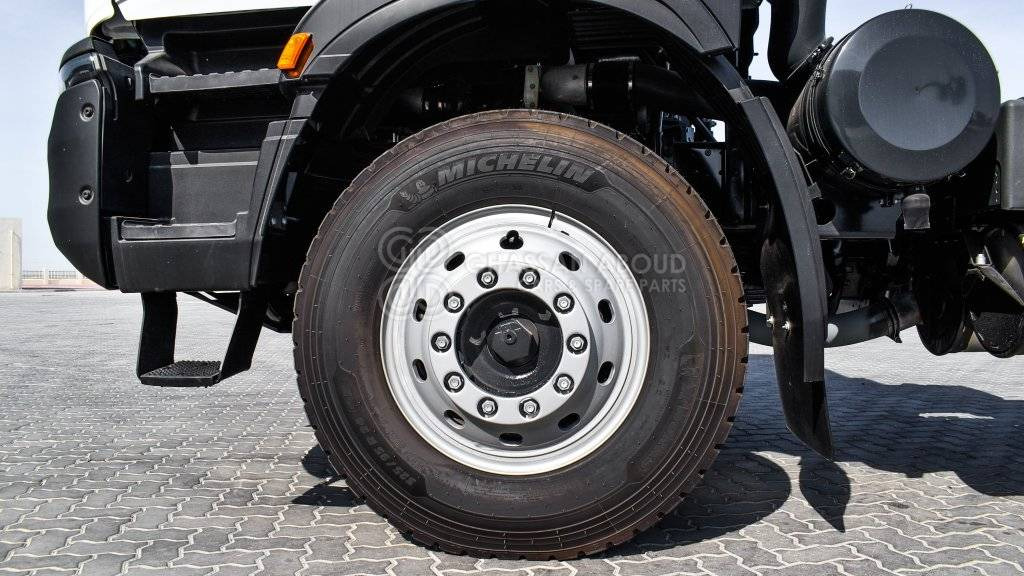 Fotografia de interior 1: Camião chassi IVECO T-WAY Chassis  6×4 AT380T47H WHEELBASE 4500 MY24