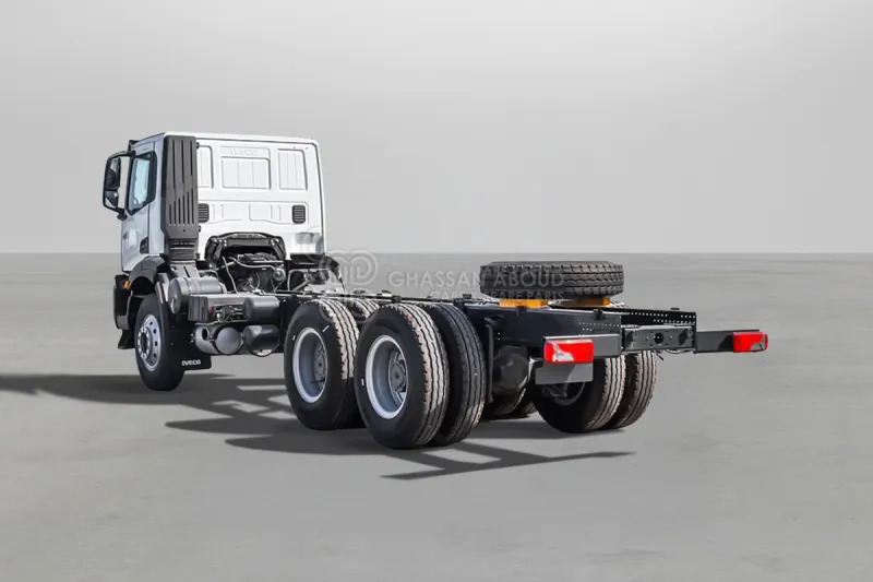 Iveco T-WAY AD380T47H 6x4 R24 Tyres Chassis - Barcelona Stock - Camião chassi: foto 2 Iveco T-WAY AD380T47H 6x4 R24 Tyres Chassis - Barcelona Stock - Camião chassi: foto 2