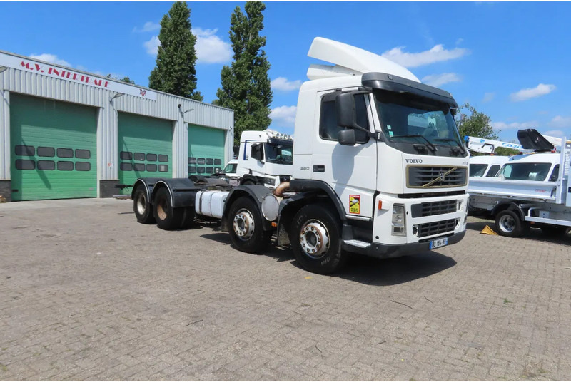 Volvo FM 12.380 8x4 FULL SPRING. 100% condition! - Camião chassi: foto 1 Volvo FM 12.380 8x4 FULL SPRING. 100% condition! - Camião chassi: foto 1
