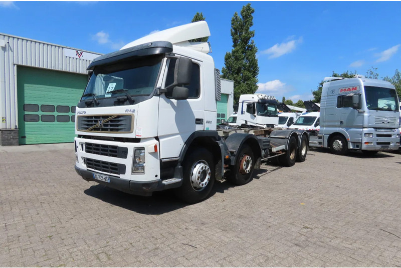 Volvo FM 380 8x4 FULL SPRING. 100% condition! - Camião chassi: foto 1 Volvo FM 380 8x4 FULL SPRING. 100% condition! - Camião chassi: foto 1