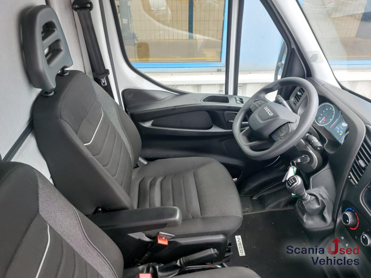 IVECO 35 C 16 Koffer Ladebordwand - Carrinha de contentor: foto 2 IVECO 35 C 16 Koffer Ladebordwand - Carrinha de contentor: foto 2