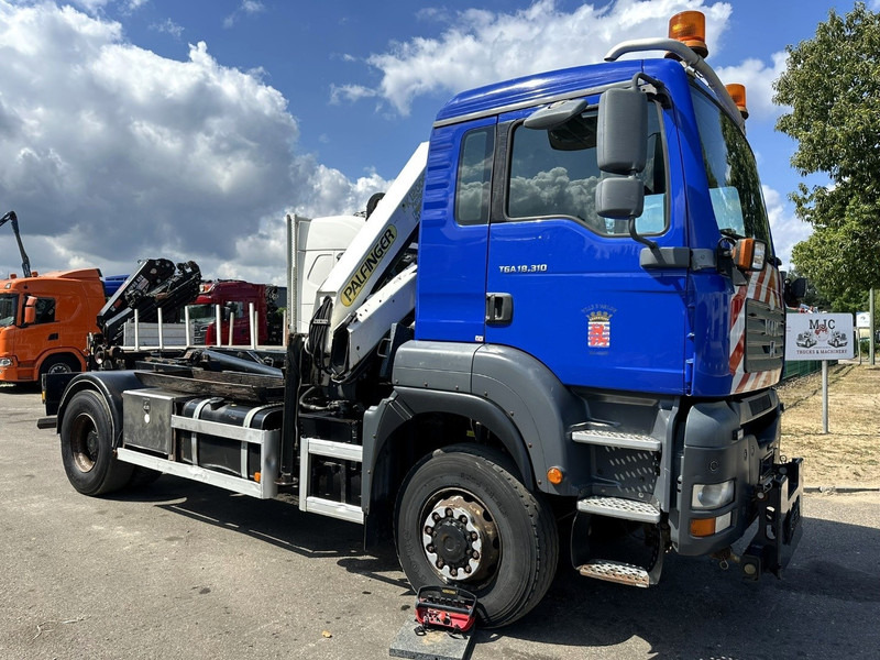 MAN TGA 18.310 4x4 HOOKLIFT + CRANE PALFINGER PK12000 - RADIO - ROTATOR - STEEL SPRING / HUB REDUCTION - MANUAL ZF - BE TRUCK - Camião polibenne, Camião grua: foto 2 MAN TGA 18.310 4x4 HOOKLIFT + CRANE PALFINGER PK12000 - RADIO - ROTATOR - STEEL SPRING / HUB REDUCTION - MANUAL ZF - BE TRUCK - Camião polibenne, Camião grua: foto 2