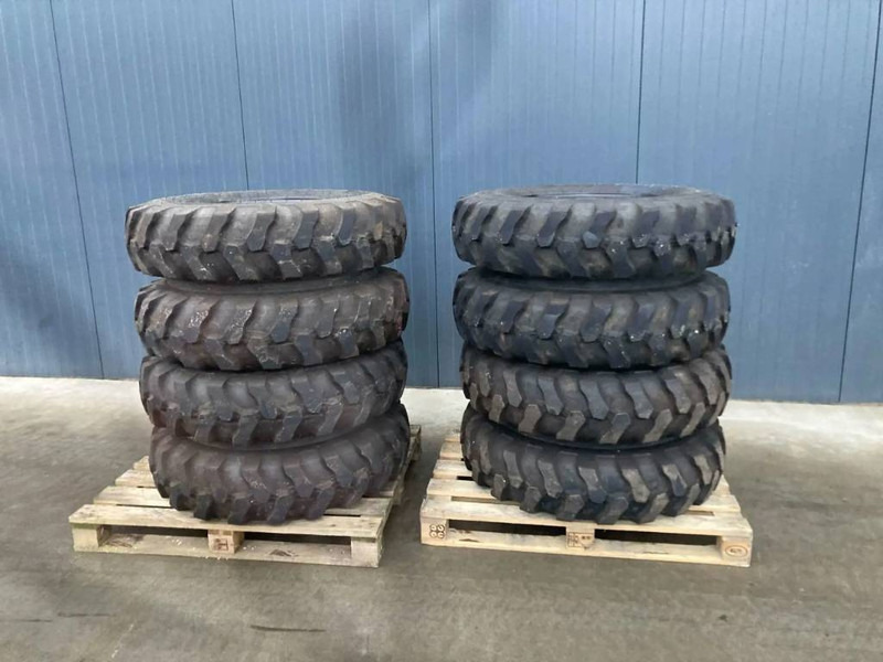 Apollo 1000 x 20 Set / 10.00 x 20: 4x2 Tyres - Jantes e pneus para Máquina de construção: foto 1 Apollo 1000 x 20 Set / 10.00 x 20: 4x2 Tyres - Jantes e pneus para Máquina de construção: foto 1