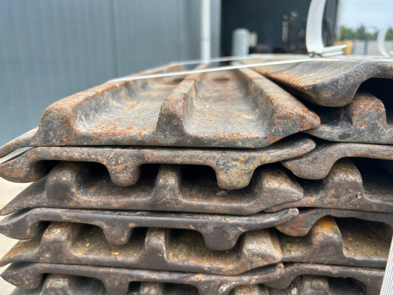 Cat 320D / 320E / 323D / 323E 700mm shoes - 30% - Estrutura/ Châssis para Máquina de construção: foto 3 Cat 320D / 320E / 323D / 323E 700mm shoes - 30% - Estrutura/ Châssis para Máquina de construção: foto 3