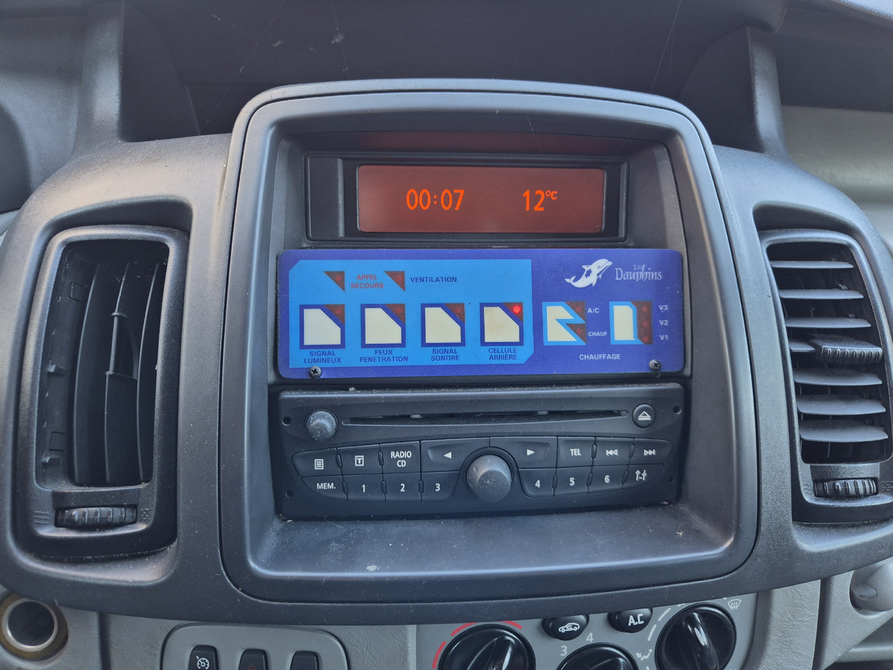 RENAULT Trafic 2.0 dCi 115 KM - Ambulância: foto 4 RENAULT Trafic 2.0 dCi 115 KM - Ambulância: foto 4