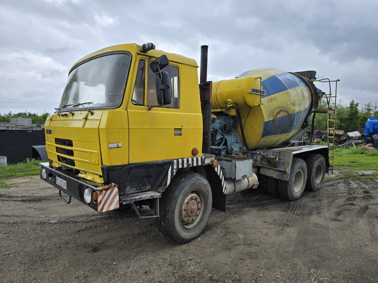 TATRA 6x6 (6 m3) betoniarka LIEBHERR - Camião betoneira: foto 1 TATRA 6x6 (6 m3) betoniarka LIEBHERR - Camião betoneira: foto 1