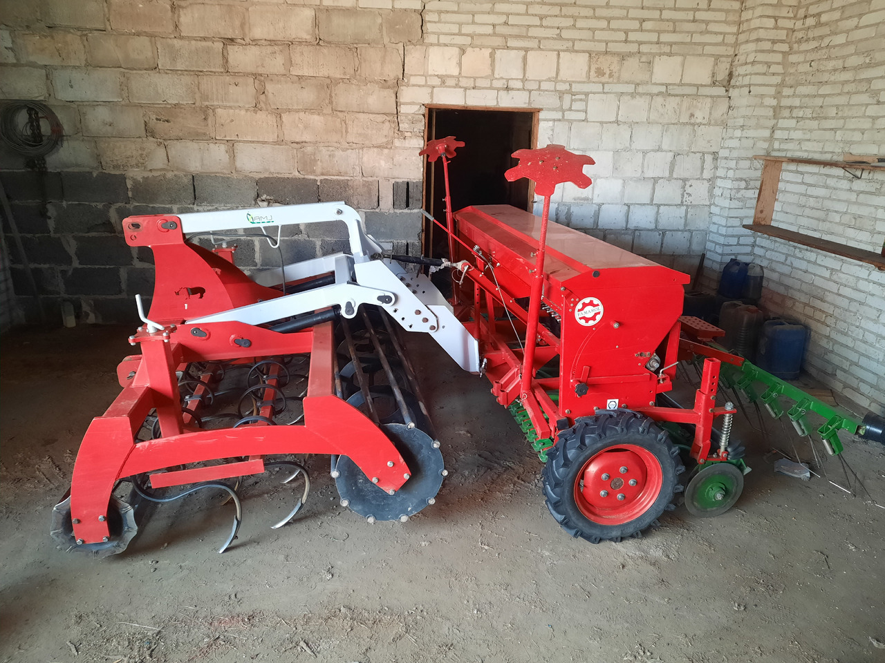 UNIA POZNANIAK 370/2.7L + ARAMIS 2,7R - Semeadora combinada: foto 4 UNIA POZNANIAK 370/2.7L + ARAMIS 2,7R - Semeadora combinada: foto 4