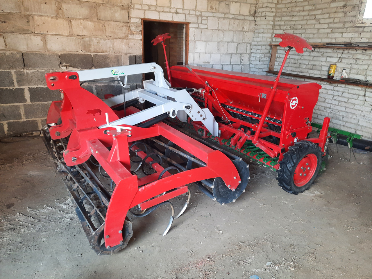 UNIA POZNANIAK 370/2.7L + ARAMIS 2,7R - Semeadora combinada: foto 3 UNIA POZNANIAK 370/2.7L + ARAMIS 2,7R - Semeadora combinada: foto 3