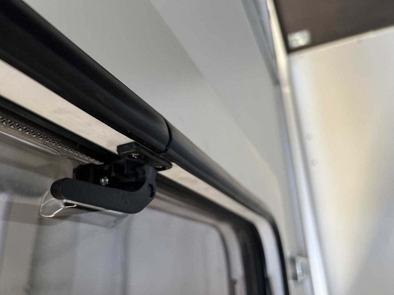 Locação financeira de BLYSS F1330HD Seitentür,Fenster Kofferanhänger BLYSS F1330HD Seitentür,Fenster Kofferanhänger: foto 11