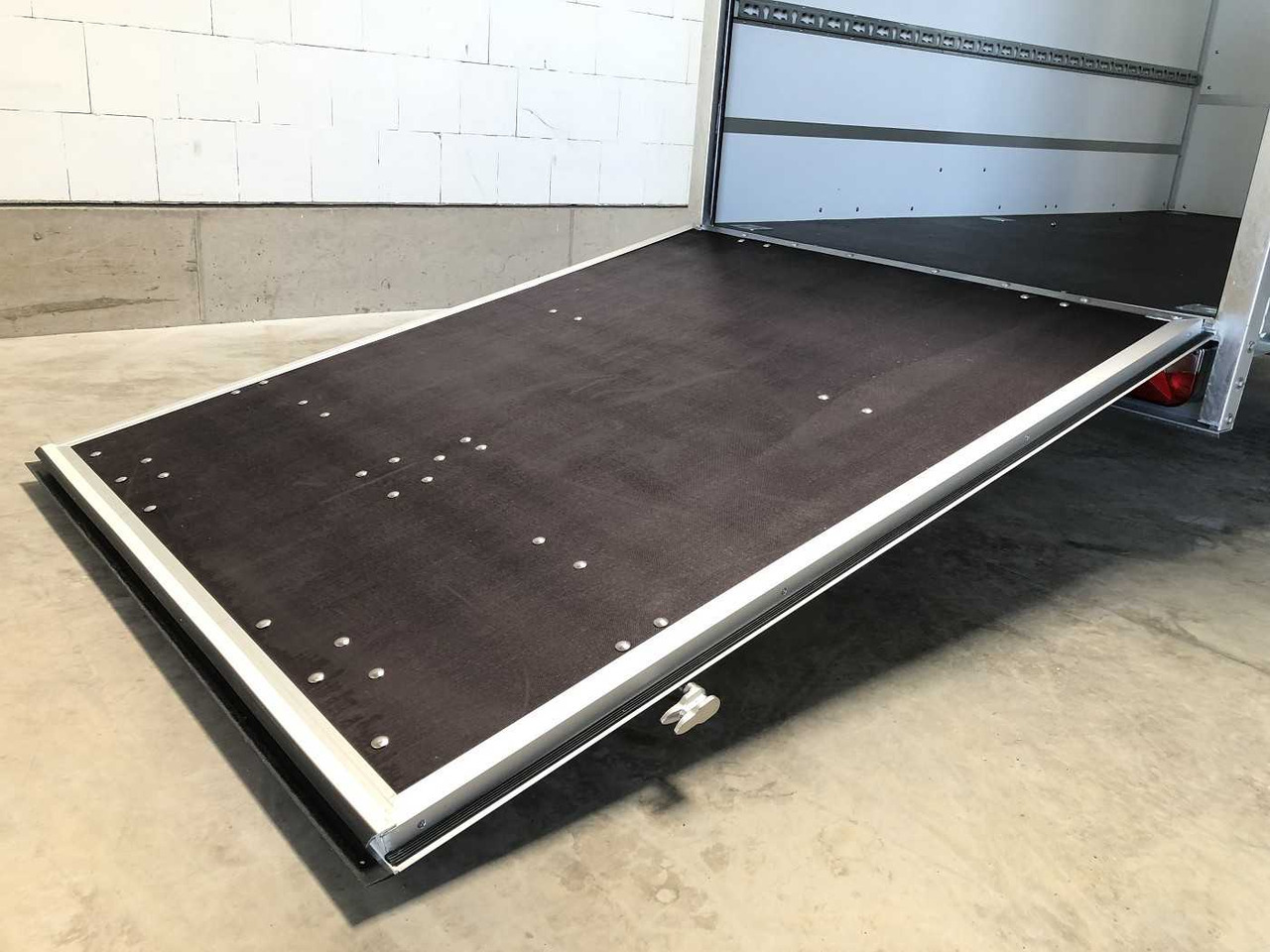 BLYSS F1336HD Rampe Tür Fenster Kofferanhänger - Reboque furgão: foto 5 BLYSS F1336HD Rampe Tür Fenster Kofferanhänger - Reboque furgão: foto 5